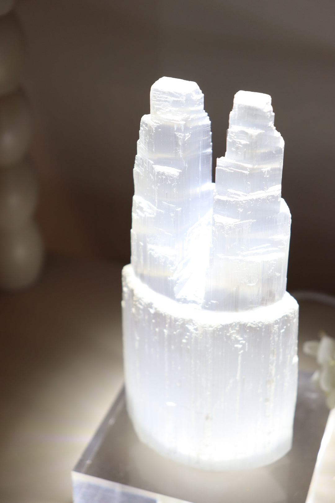 Selenite Twin Tower + Acrylic USB White Light